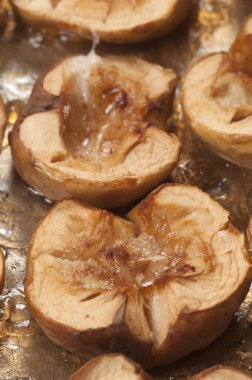 Şekerli ve tarçınlı fırında elmalar, yakın plan.