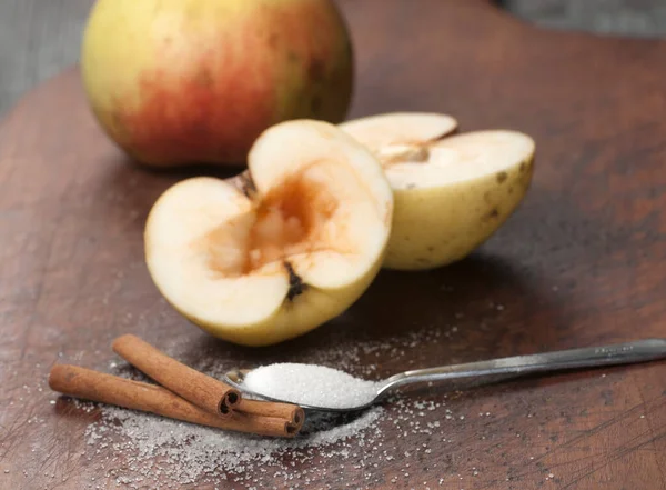 Almák Cukorral Fahéjjal Sütésre Előkészítve — Stock Fotó