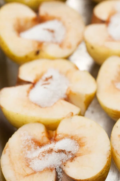 用砂糖和肉桂做的苹果 准备放在煎锅上烘烤 — 图库照片