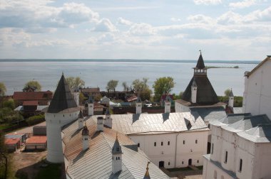 ROSTOV, Rusya, Mayıs 08. 2016: - Baharda Büyük Rostov, Su Kulesi 'nden Kremlin' e bak, Aziz Evangelist John Kilisesi. Rusya 'nın Altın Yüzüğü