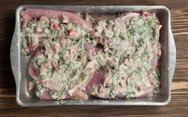 Fırın tepsisinde sos pişirmek için hindi göğsü