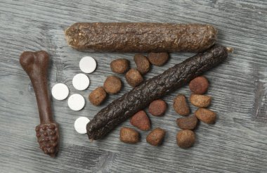Kuru köpek maması. Gemide yakın çekim.