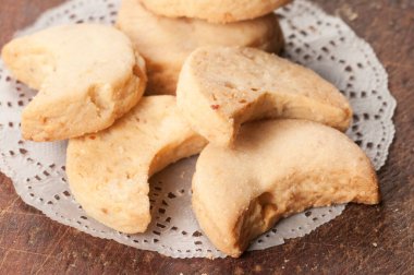 Tahtaya fıstık konmuş yarım ay pastası.