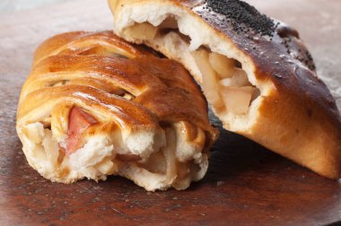 Tahtada iki elmalı turta, yakın çekim.