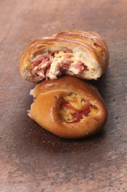 Jambonlu ve peynirli turta, fondip.