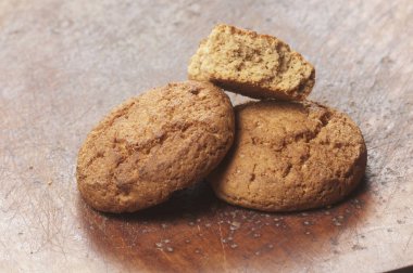 Tahtada yulaflı kek, yakın çekim.