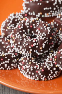 Kremalı ve soslu kek halkaları, yakın çekim.