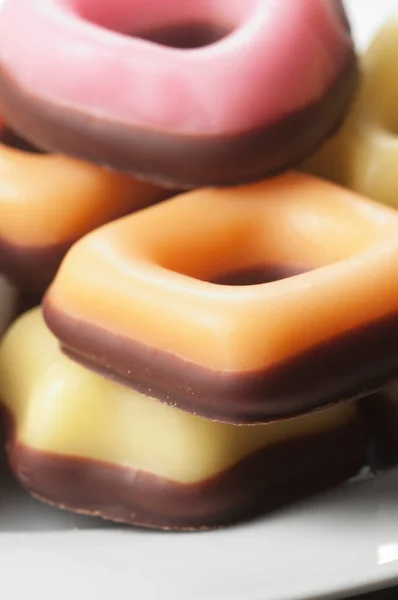 Donuts Mit Zuckerguss Und Belag Nahaufnahme — Stockfoto