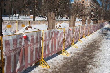 Şehirde yüksek güçlü kablo döşenmesi için kazı çalışması