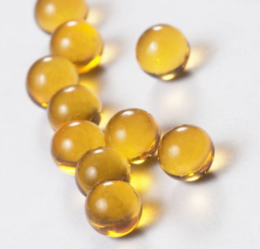 Işık arkaplanı üzerinde sarı kapsüller