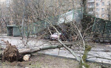 MOSCOW, Rusya, 21 Nisan. - Pavla Korchagina caddesi ile Rizhskiy sokağı arasında fırtına tarafından çarpılan araba parkı kutuları. İklim değişiklikleri Rusya 'da eskisinden çok daha fazla fırtına ve kasırga yarattı..