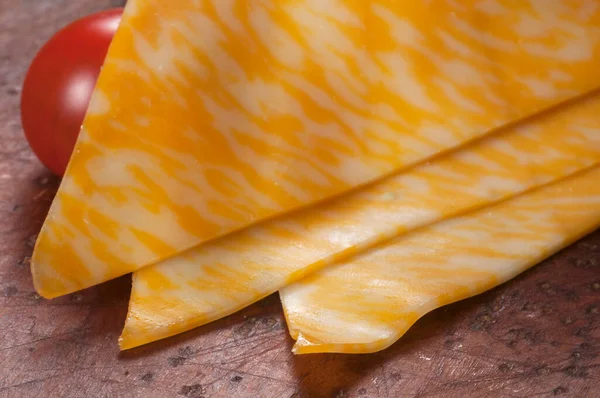 Queso Mármol Una Tabla Madera Primer Plano —  Fotos de Stock