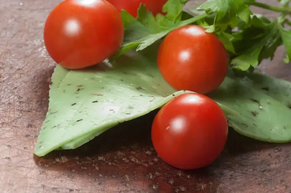 Pesto Queijo Uma Tábua Madeira Close — Fotografia de Stock