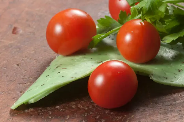 Pesto Queijo Uma Tábua Madeira Close — Fotografia de Stock