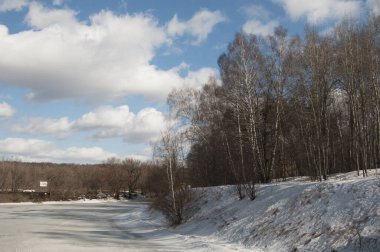 Kar fırtınasından sonra parkı olan ilkbahar manzarası