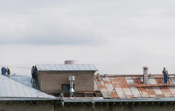 Moscow Russia August 2019 Takunderhåll Ett Lägenhetshus — Stockfoto