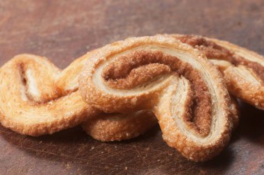 Şekerli ve tarçınlı kurabiye, yakın plan.