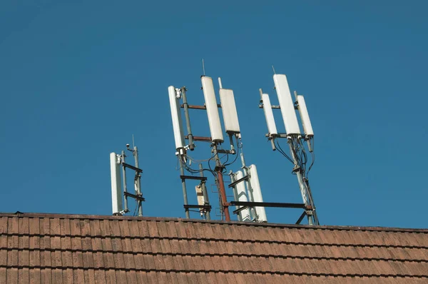 Cellulaire Communicatieantenne Een Dak Van Een Gebouw — Stockfoto