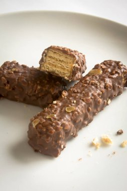 lezzetli tatlı çikolata şeker çubukları izole beyaz arka plan