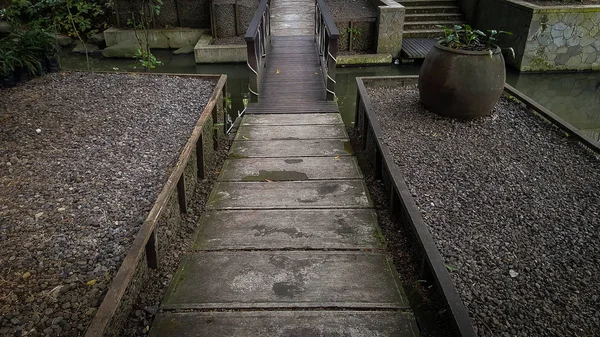 Yaya Köprüsü üzerinde küçük köyü 