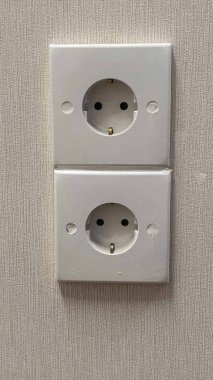 Wal üzerinde beyaz elektrik prizine yüklemek