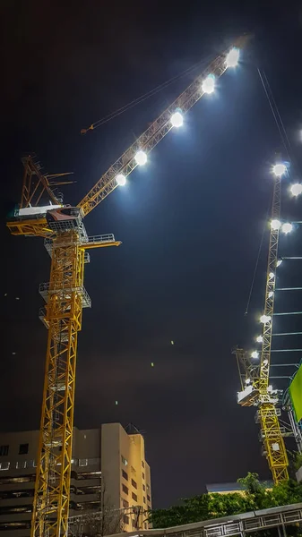 sarı vinç görevde yorulmadan görevi tamamlamak için soğuk bir gecede olduğunu.