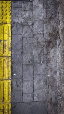 Hava genelolarak ve kirli sarı blok kör kişi için ve iş alanında gri blok yaya, üstten görünüm
