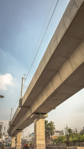 ちょうど忙しい街で晴れた朝に作られた 陸橋の建物の表示 — ストック写真