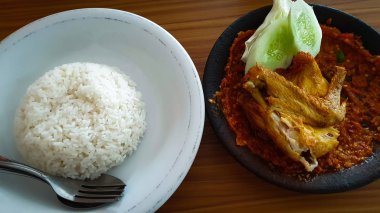 Geleneksel tavuk kızarmış lezzetli Asya gıda biber iştah kıpırdanırken