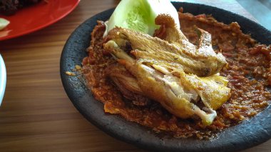 Geleneksel tavuk kızarmış lezzetli Asya gıda biber iştah kıpırdanırken