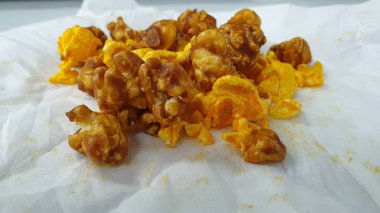 Masada bir doku snacks karamel tadında patlamış mısır