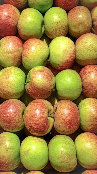 Manzanas Verdes Rojizas Frescas Venden Mercado Local —  Fotos de Stock