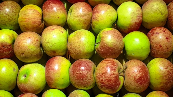 Taze kırmızımsı yeşil elma yerel pazarda satılmaktadır