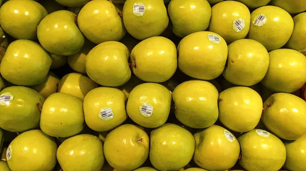 Taze kırmızımsı yeşil elma yerel pazarda satılmaktadır