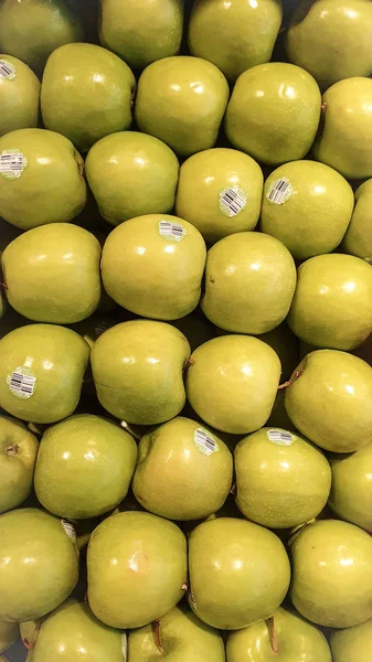 Manzanas Verdes Rojizas Frescas Venden Mercado Local —  Fotos de Stock