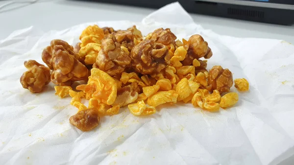 Masada bir doku snacks karamel tadında patlamış mısır