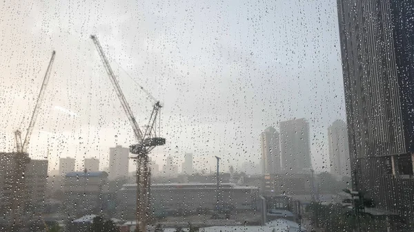 Jeřáb Heavy Rain Pracuje Budování Mrakodrap Stock Snímky