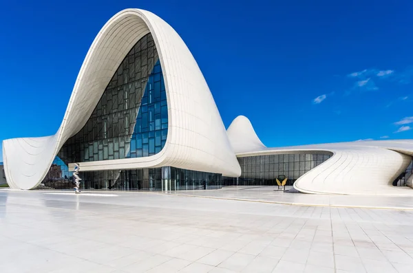Baku, azerbaijan, novemver 07.2016: Nahaufnahme des Heydar Aliyev-Zentrums — Stockfoto