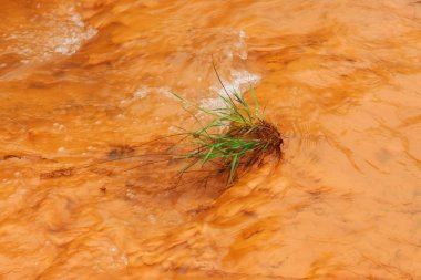 Madenlerden kirli turuncu su