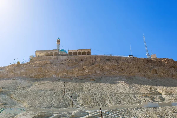 Mezquita y minarete en la cima de la montaña —  Fotos de Stock