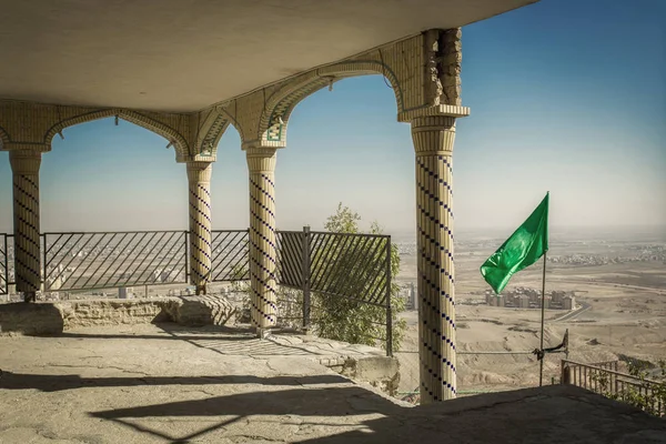 Sivatagi kilátás a mecsettől a hegy tetejére — Stock Fotó
