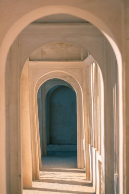 Perspektifteki kemer galerisi