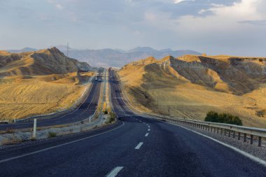 Çöldeki altın kum tepelerinin arasında yol