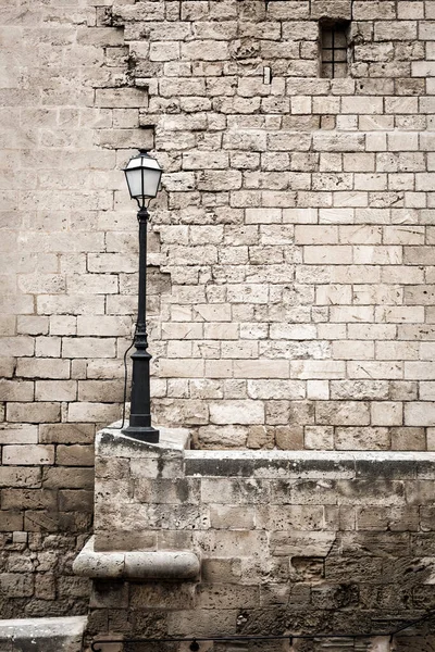 Бежевая Кирпичная Стена Фонарный Столб Европейский Вид Старый Город Средневековая — стоковое фото