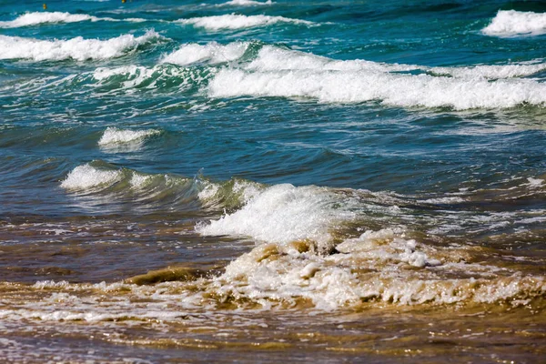 Fale Morskie Piaszczysta Plaża Popularny Kurort Nadmorski Jasnoniebieska Woda Oceanu — Zdjęcie stockowe