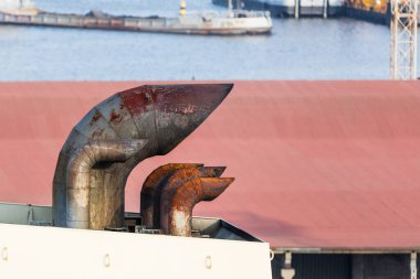 Geminin egzoz borusu. Yakından bir deniz gemisinin boruları. Çevre kirliliği. Şehir portu