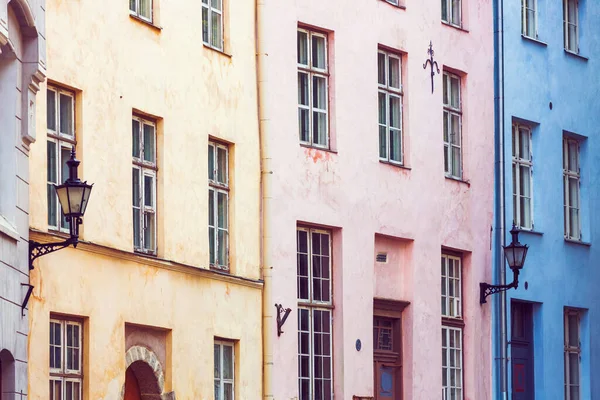 Прекрасные Дома Таллинне Столице Эстонии Многоцветные Стены Традиционных Домов Окнами — стоковое фото