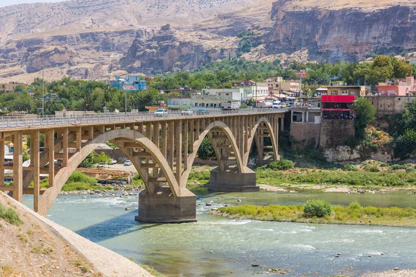 터키의 아나톨리아 프시에 티그리스강을 가로지르는 새로운 다리의 파노라마같은 — 스톡 사진