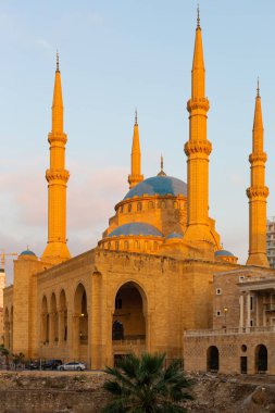 Beyrut, Lübnan, Ağustos 08.2018: Gün ışığında Mavi Cami olarak bilinen Muhammed el-Amin Camii. Beyrut şehir merkezindeki en büyük Lübnan camisi.