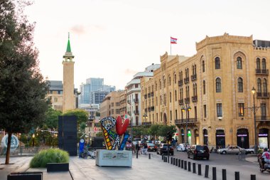 Beyrut, Lübnan, Ağustos 08.2018: Beyrut şehir merkezi. Şehrin modern kısmının manzarası. Trafik, yürüyen insanlar, modern mimari ve sanat eserleri dünyanın barışçıl çalışanları için bir övgü..